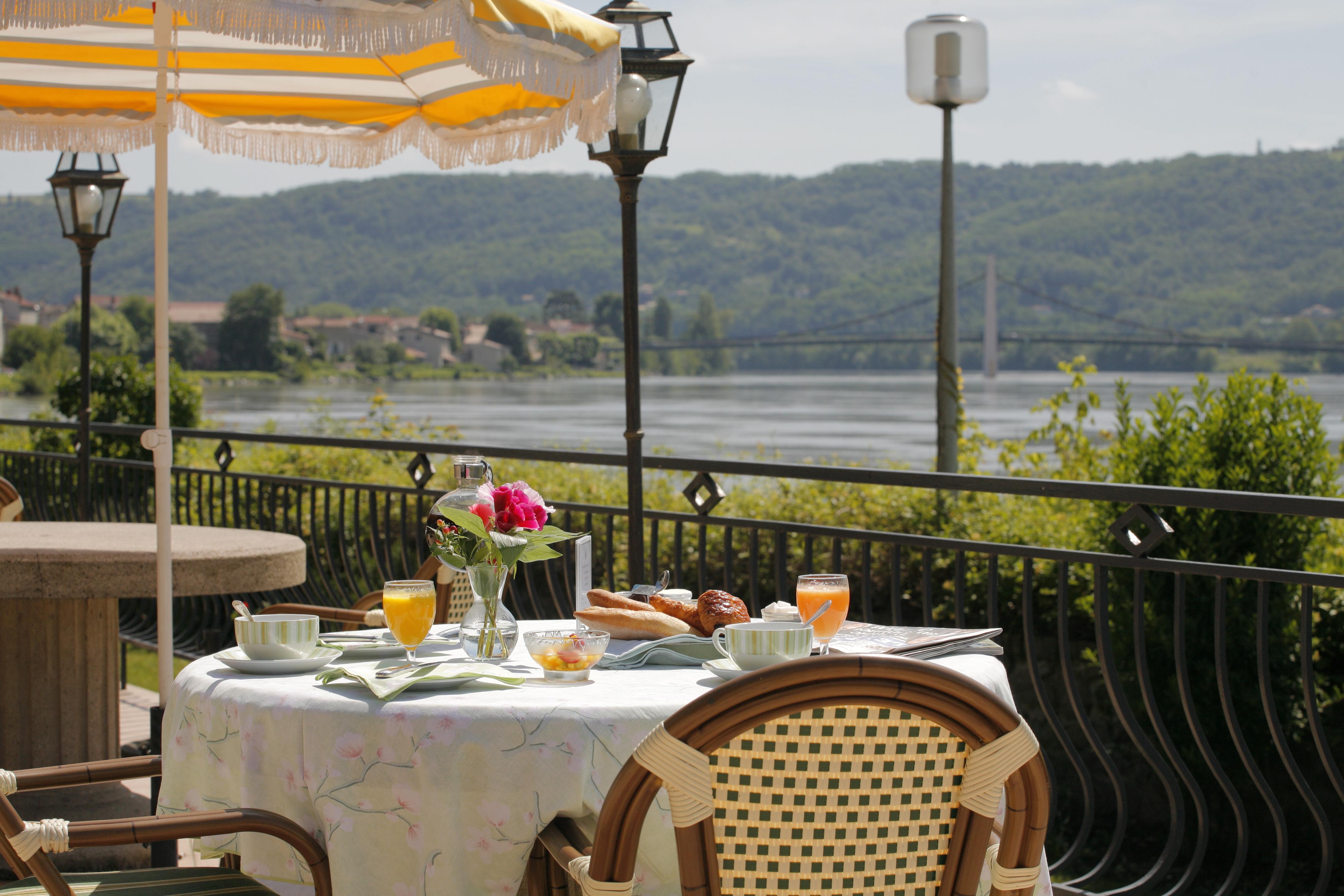 Hotel Beau Rivage Condrieu Кондриё Экстерьер фото