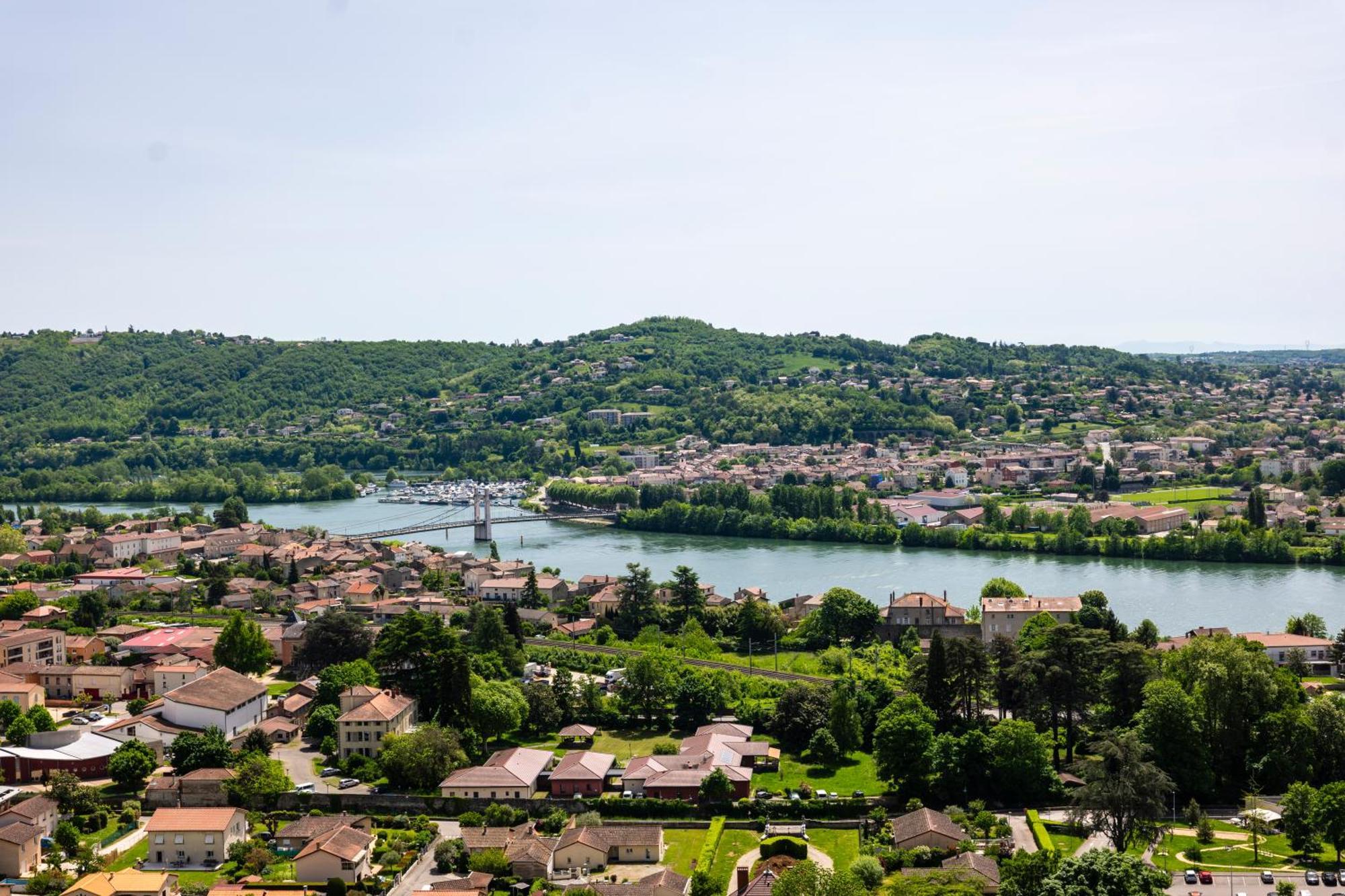 Hotel Beau Rivage Condrieu Кондриё Экстерьер фото
