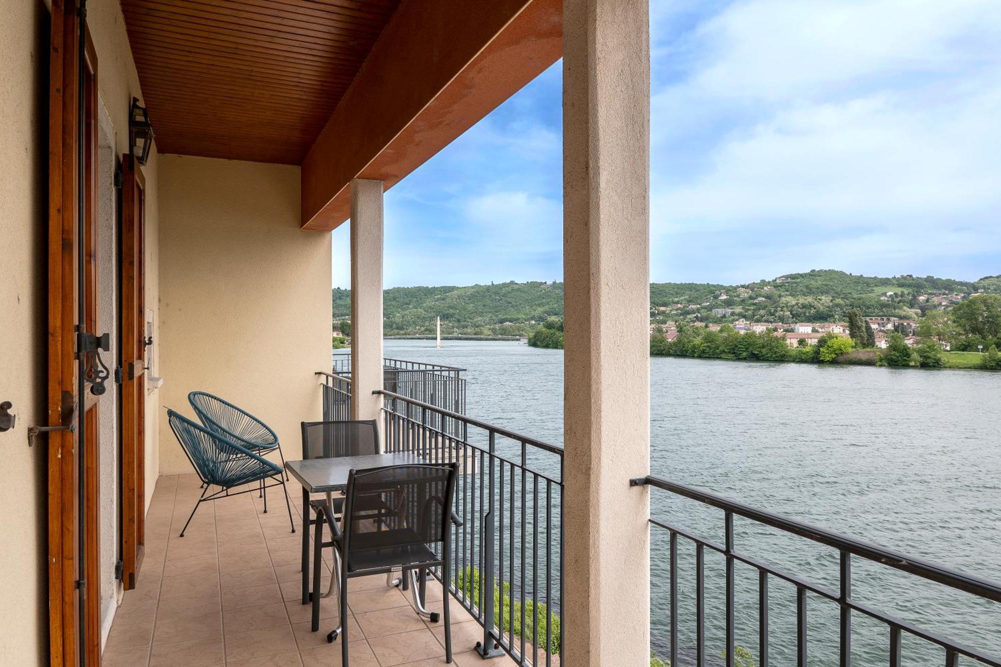 Hotel Beau Rivage Condrieu Кондриё Экстерьер фото